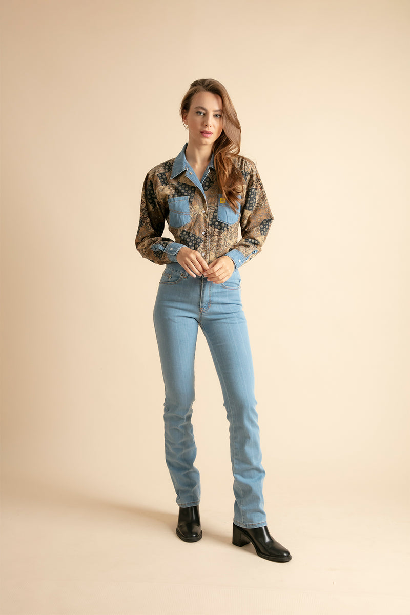 Jeans rectes per a dones amb camisa estampada