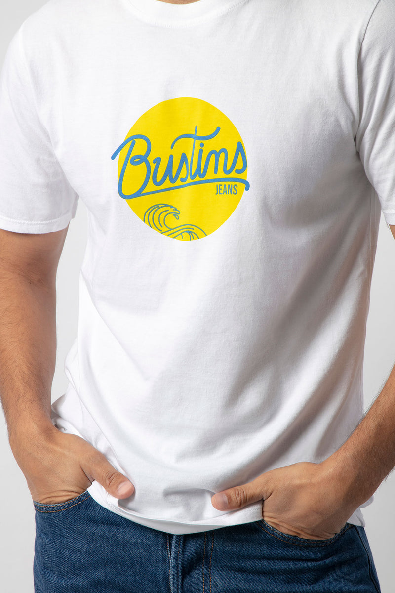 Logo groc de Bustins al pit de la samarreta