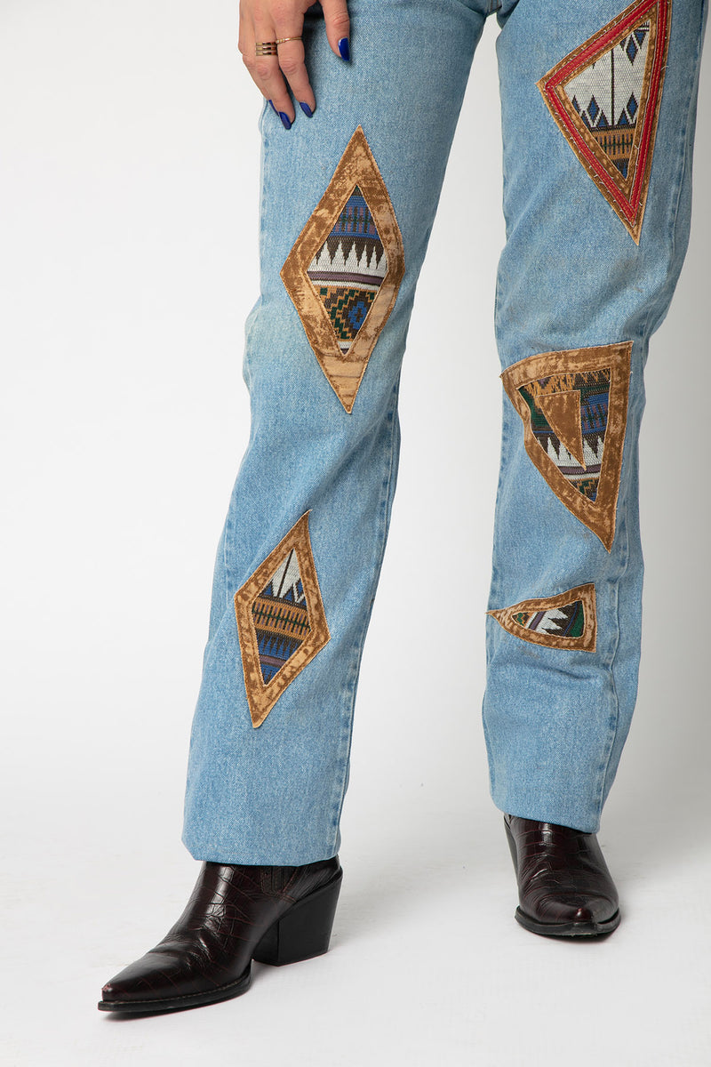 Part inferior d' uns jeans amb pegats estil indígena