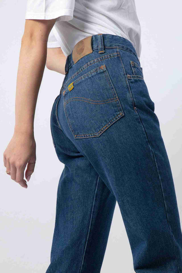 Lateral d' uns jeans rectes per a dona