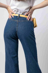 Trasera d'uns jeans de campara per a dona