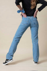 Detall del darrere d'uns pantalons jeans per a dona en color blau clar