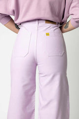 Detall de pantalons denim lila per a dona